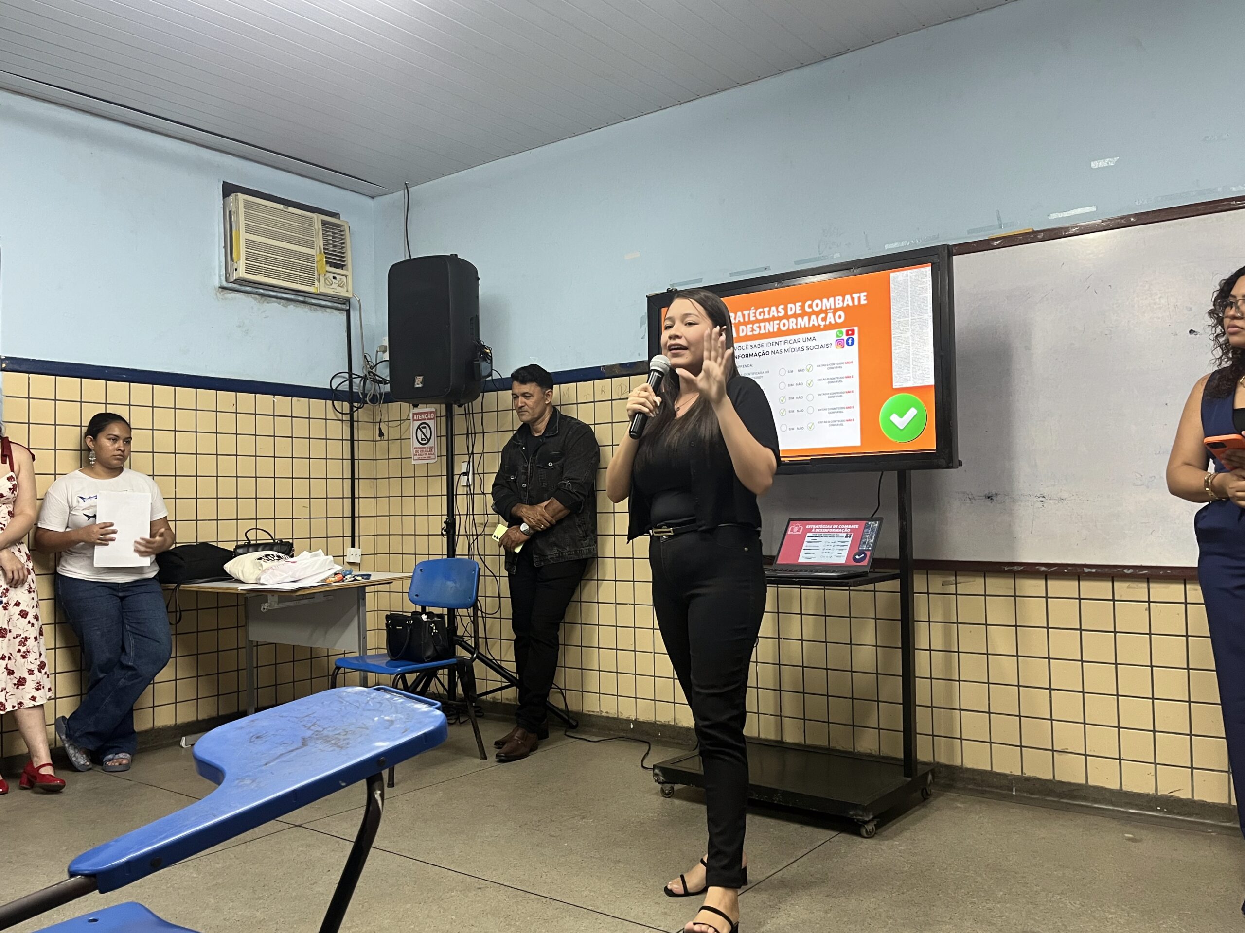 Acadêmicos de Jornalismo promovem oficina sobre desinformação e fake news para alunos do EJA