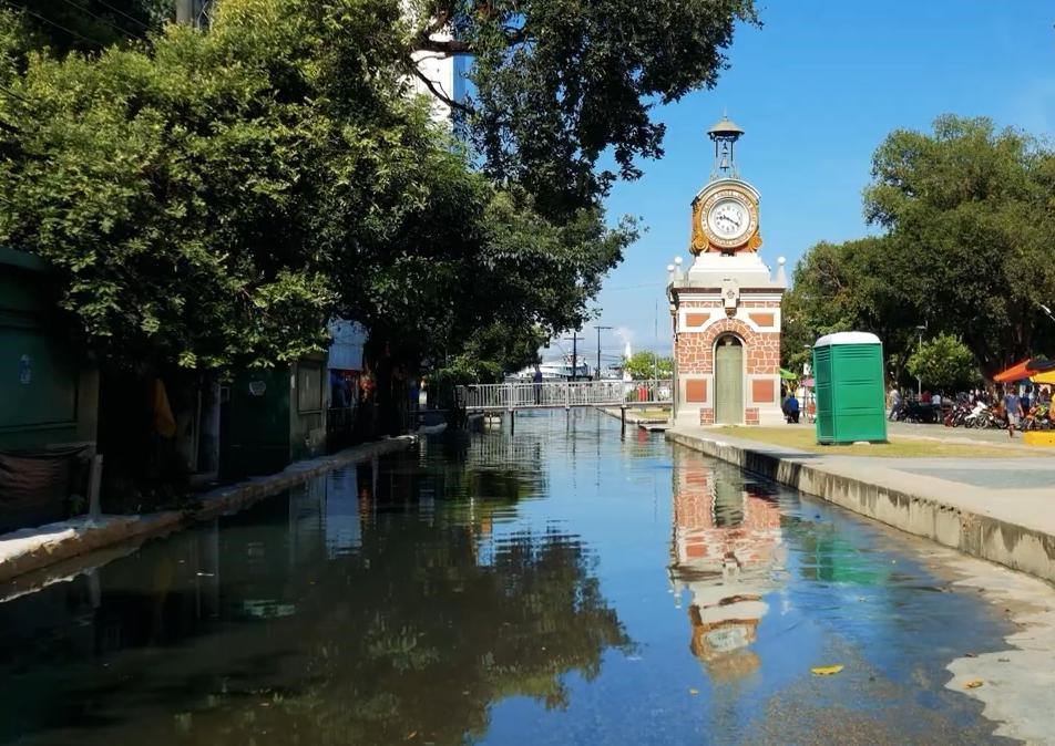 O centro de Manaus como cenário de performance na cheia histórica