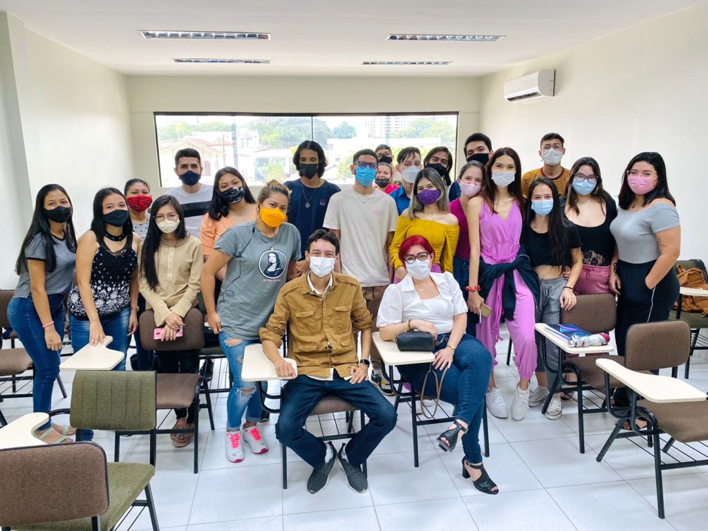 Roda de conversa em sala de aula debate o papel do rádio no Amazonas