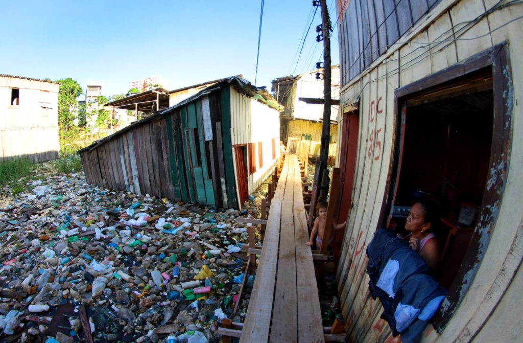 Quase 150 igarapés de Manaus estão poluídos