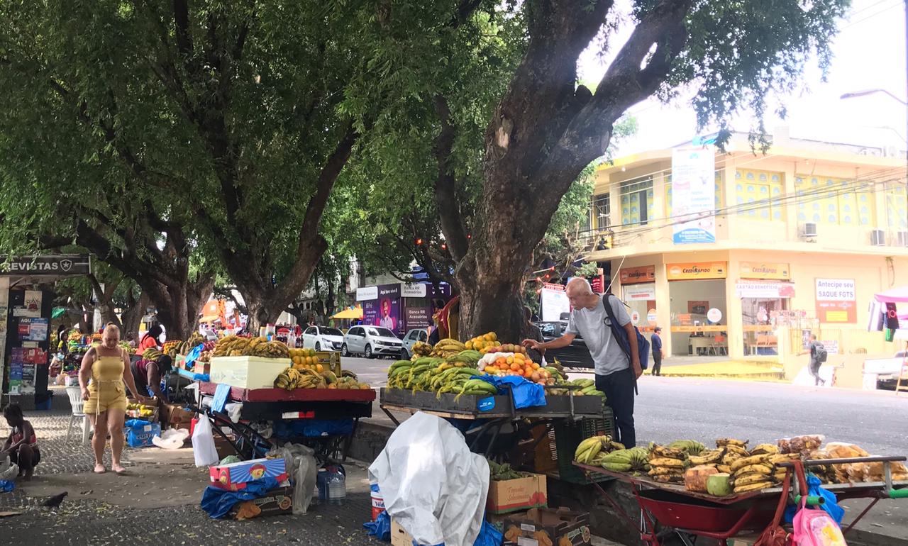 Trabalhadores informais: haitianos e venezuelanos dividem espaço no Centro de Manaus