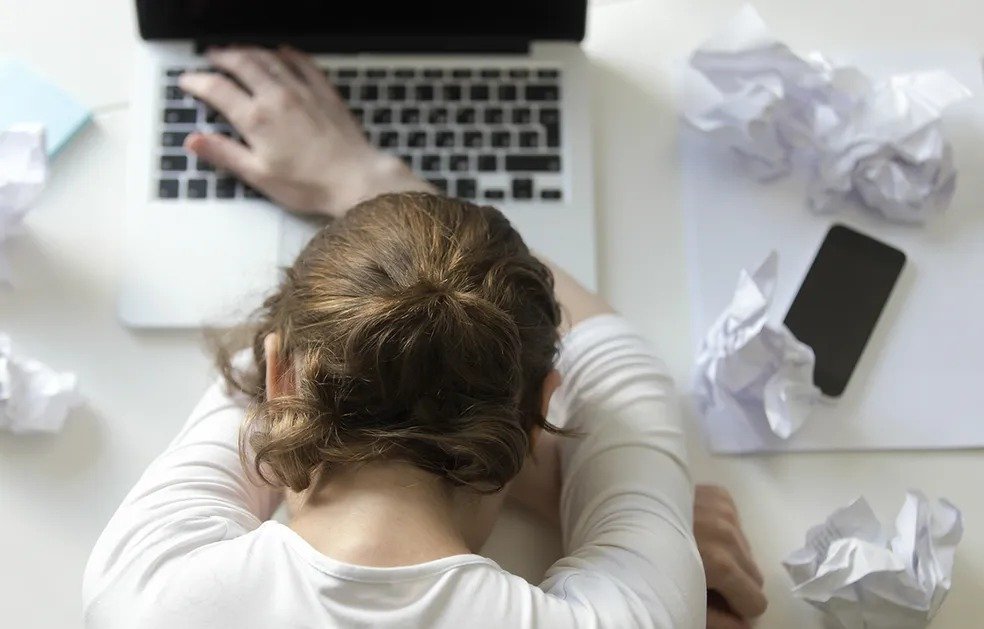 ‘Exaustão extrema e cansaço crônico, ’: especialistas alertam para os efeitos da síndrome de burnout