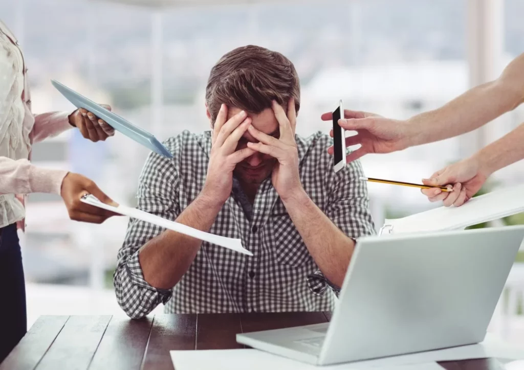 Dia do Jornalista: rotina exaustiva deixa profissionais da comunicação mais vulneráveis ao Burnout