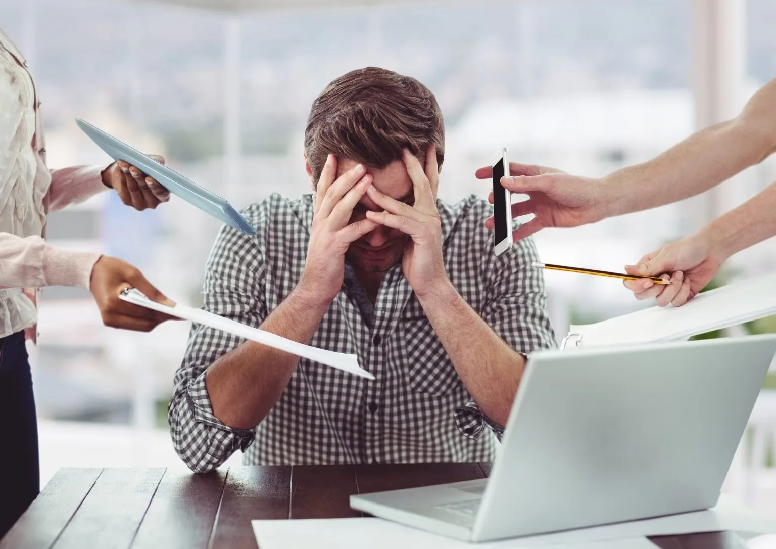 Dia do Jornalista: rotina exaustiva deixa profissionais da comunicação mais vulneráveis ao Burnout