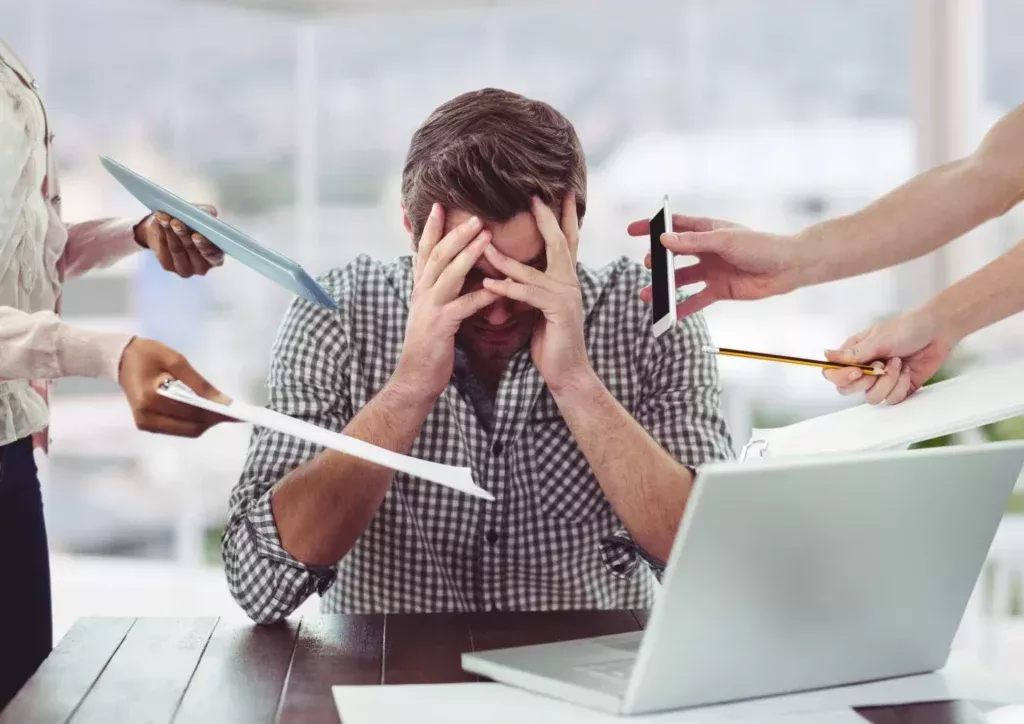 Dia do Jornalista: rotina exaustiva deixa profissionais da comunicação mais vulneráveis ao Burnout